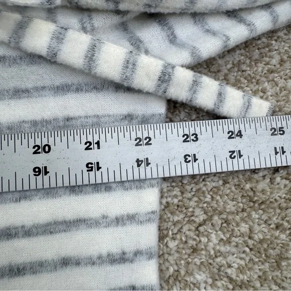 a.n.a Gray and White Knit Sweater Womens size XL - Picture 7 of 12